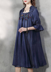 Vestido de seda de algodón bordado con volantes y arrugado en azul denim sencillo con mangas farol
